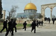 قوات اسرائيلية تقتحم المسجد الأقصى وتهاجم المصلين